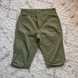 Mountain Hardwear 3/4 Logan Canyon pants size 32 Olive green